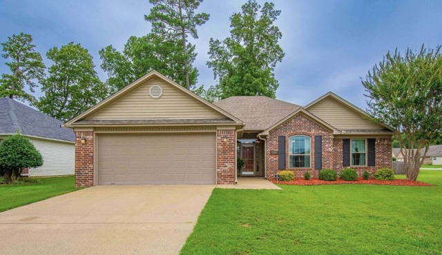 “Red Door” Home in Bryant, Arkansas