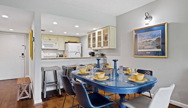 Relax By Pool: Harbour Town Resort Condo