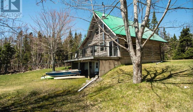 Relaxing Cedar Log Cottage on Bras d'Or Lake over 300 Ft Private Beach & Kayaks in River Denys