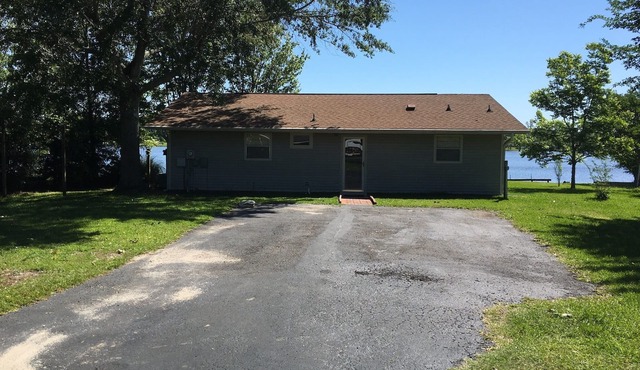 Relaxing lake house beautiful view, close to beaches, hiking, casinos, and NOLA.