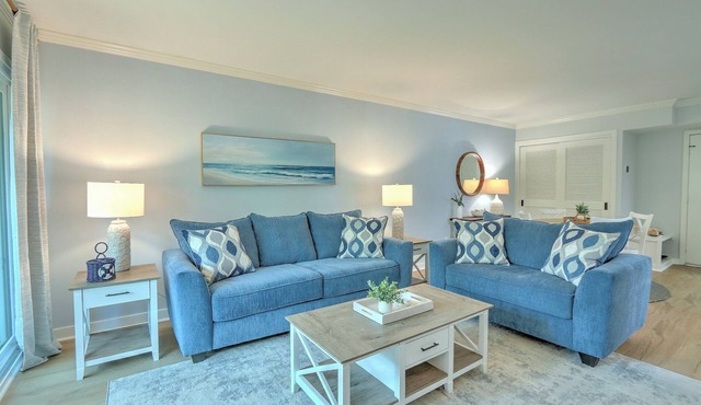 Renovated 1BR Condo. Walk to Beach&Salty Dog, Sleeps 5. Bike, Golf, Pickleball!
