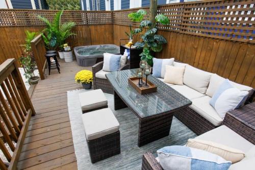 Renovated Victorian District Home Hot Tub