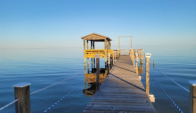 Resort, Waterfront Private Pier, Kayaks, Wi-Fi, Dedicated workspace. in Coden