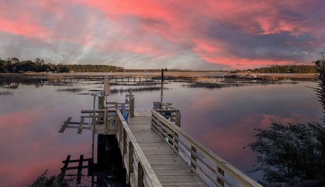 Riverfront Luxurious Savannah Escape.Dock, Firepit, Fishing, Kayaks, & Dolphins.