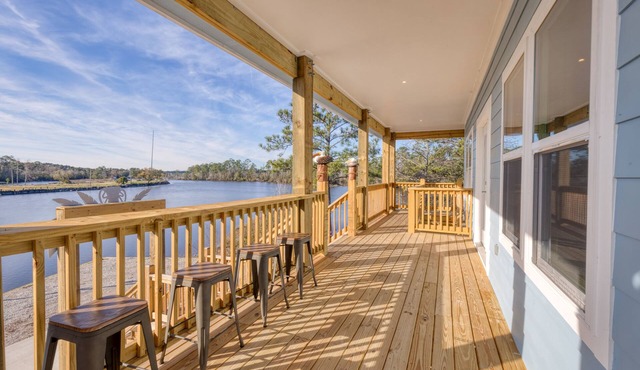 Riverfront property. 10 minutes from shopping, casinos, and resturants in Biloxi