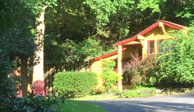 Romantic, 1 bedroom cottage walking distance to downtown, pet friendly, private.