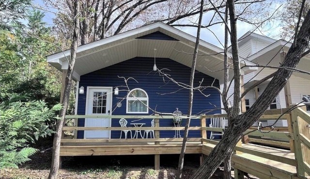 Romantic Tea Cottage Retreat on Boulder Creek with Firepit and Deck in Cape Girardeau