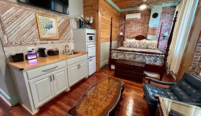 Room 7 (sleeps 2) at Chipley's Squareview Inn in Carthage