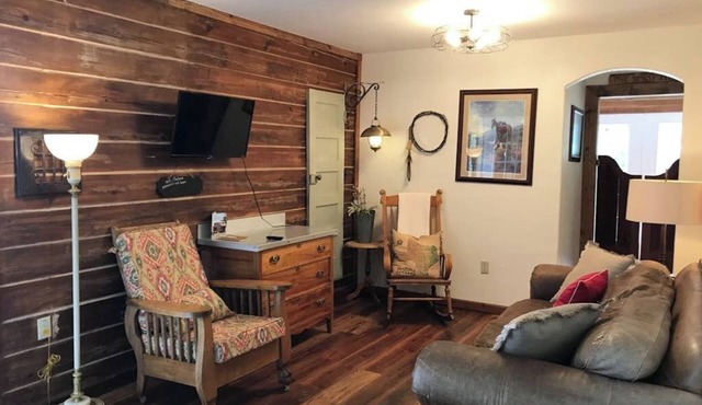 Rustic and charming dog-friendly mountain retreat with deck, W/D, & amazing view in South Fork