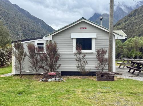 Rustic, Basic Cosy Alpine Hut, in the middle of the Mountains but near road & Railroad in Otira