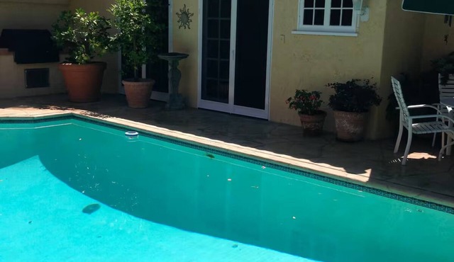 Safe & beautiful new studio in charming Sherman Oaks neighborhood