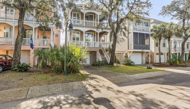 Saltwater Zen - Charming 3-Bedroom Home, adjacent to Cabana Club Pools