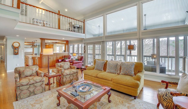 Screened-In Porch w/Views: Hot Springs Getaway!