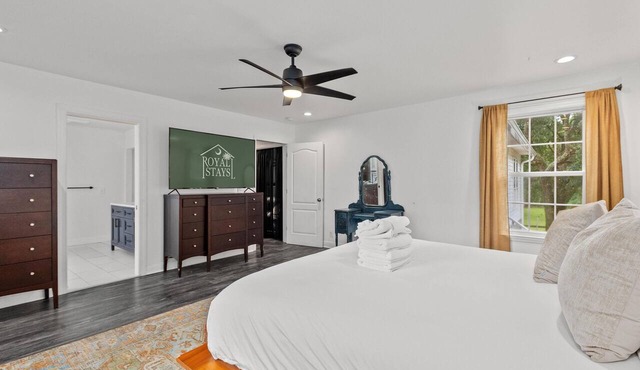 Six Mile Abode-5 Miles to Beach-huge Yard