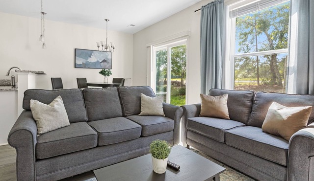 Sleeps 6 - 12 min from Fort Jackson - EV Charger & Pet Friendly!