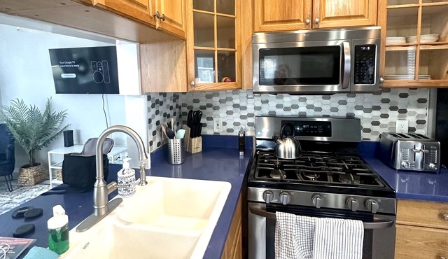 Sleeps 8, King Bed, 2 Full Beds, 2 50' HDTVs, 5min walk downtown , 10min beach in St. Petersburg