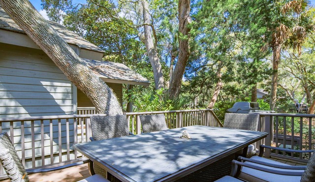Slow Down & Reconnect in Renovated, Dog-Friendly Cottage, Four Minutes to Beach w/Great Back Dec