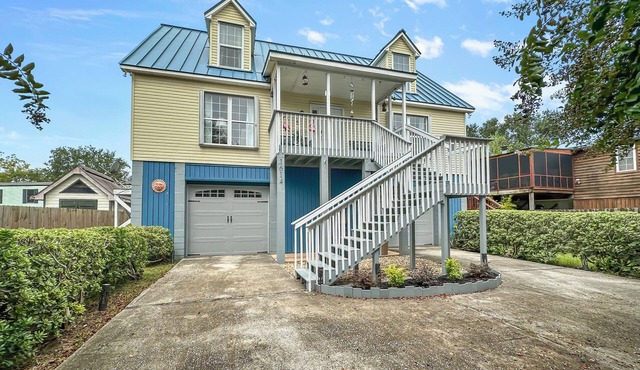 Southern Charm - Elevated home minutes to Folly Beach
