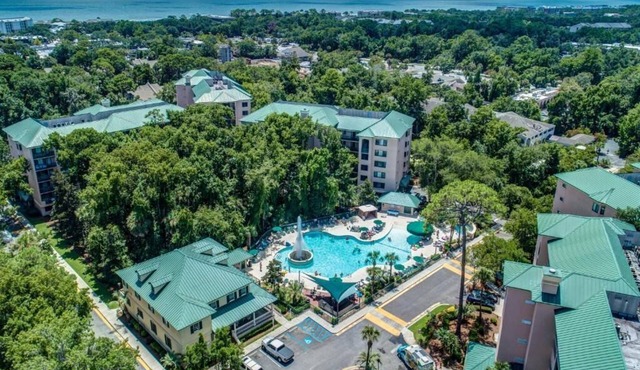Spacious 3-bedroom condo on Hilton Head Island short walk to beach AUG 15-22