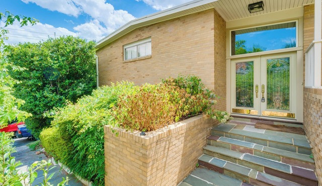 Spacious 3-bedroom Main Level -Less than half mile from Downtown Silver Spring in Silver Spring