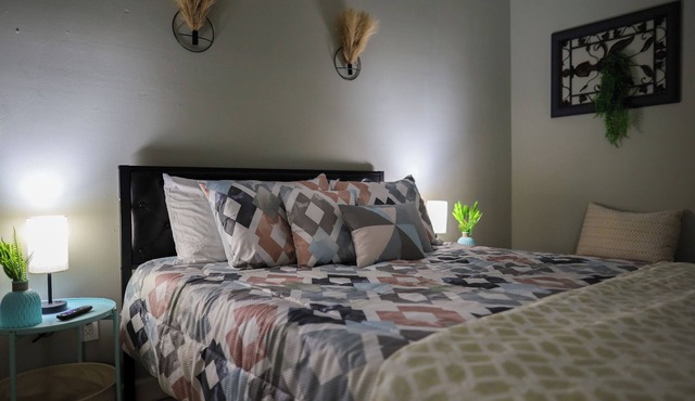 Spacious 4-bedroom house in charming Olive Branch with WiFi, AC in Olive Branch