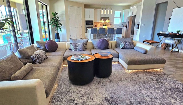 Spacious 5BR Poolside Retreat / Heated Pool / 6 Beds / Sleeps 12 in Fort Myers
