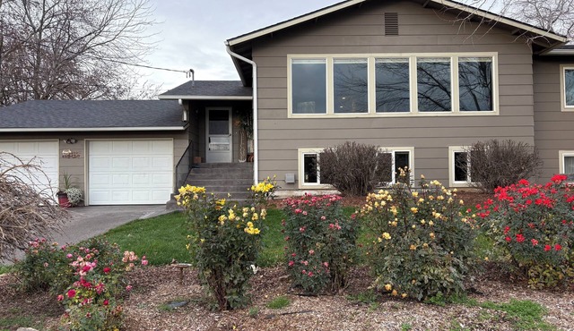 Spacious 6-bedroom farmhouse in Walla Walla close to Multiple Wineries in Walla Walla