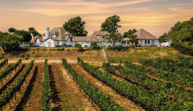 Spacious 7-bedroom Estate in Temecula Wine Country! Pool, Spa, Views, Firepit in Temecula
