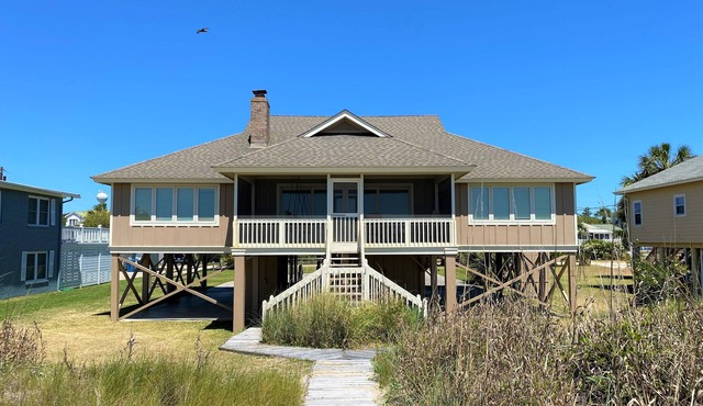 Spacious Beachfront Home;Screened Porch; Sunset Views & Dolphin Sightings: CableTV/WiFi