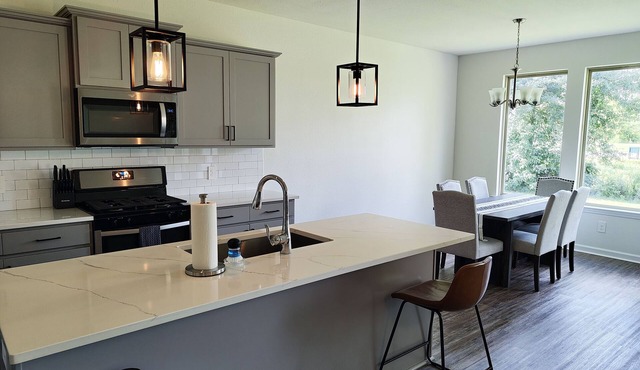 Spacious & Comfortable 3 Bedroom Home in Golf Course Community in Westlake