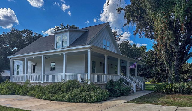 Spacious Pet Friendly 5-bedroom house, steps from the beac in Gulfport