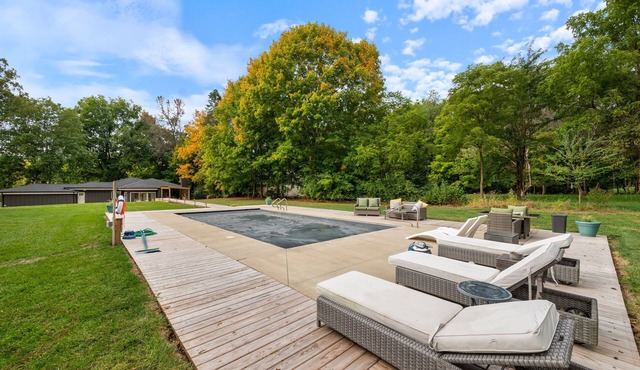 Spacious Retreat with Pool, Perfect for Large Groups, Sleeps 16+ Close to Purdue in West Lafayette