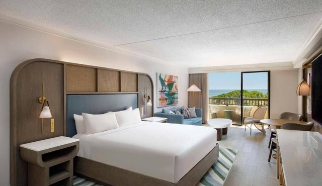 Spacious Suite with Balcony! Pools, Beachfront Location, Pets are Welcome!