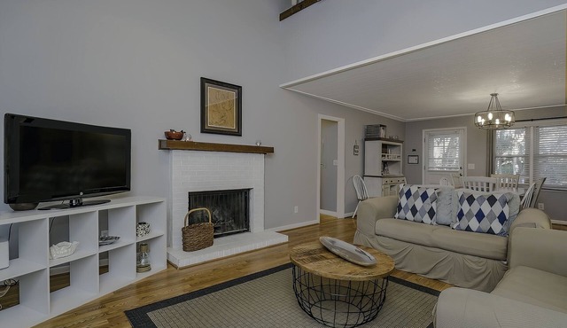 Spacious Tarpon Pond Cottage! Close to Beach Amenity Cards!