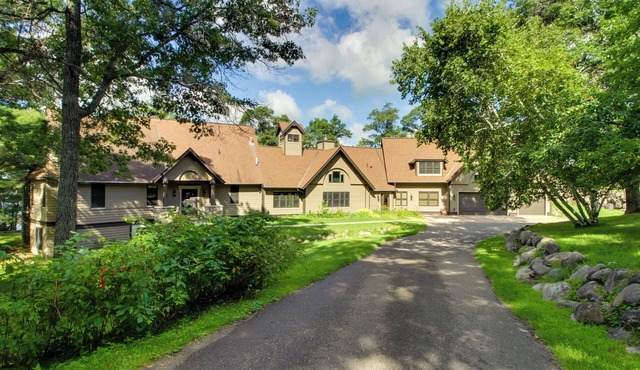 Sprawling Minnesota Home w/On-Site Lake Access in Lake Shore