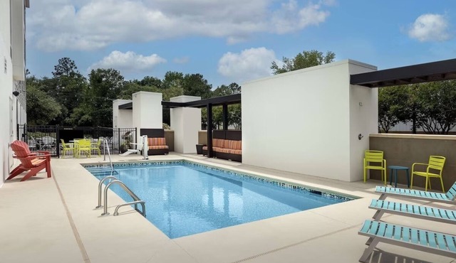 Studio w/2 Queens & Kitchenette; Free Hot Breakfast | 1 mi to Tanger Outlets