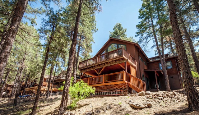 Stunning large Cabin with AC, Pool table, fenced yard