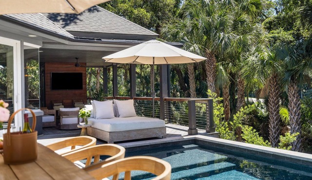 Stunning renovated new property, pool and easy beach access