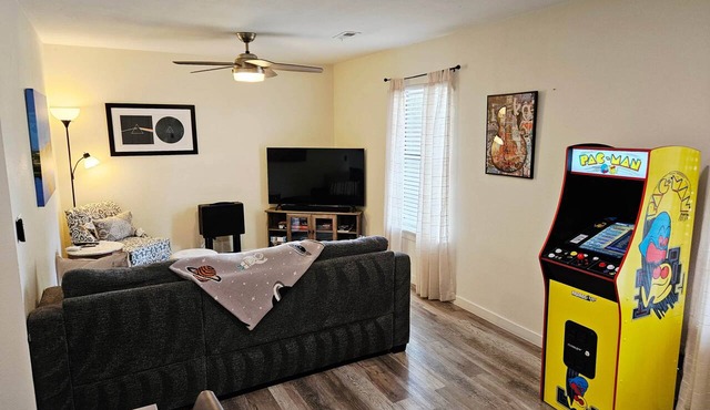 Stylish Cottage - Pets & Arcade - Minutes to Airport
