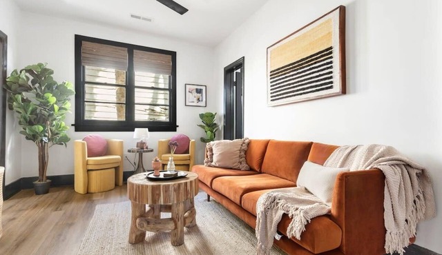 Stylish Monthly 1BR Downtown Rental