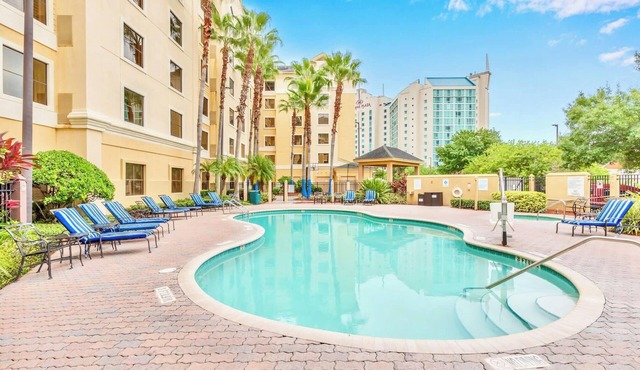 Suite Near Universal Studios w Pool & Hot Tub