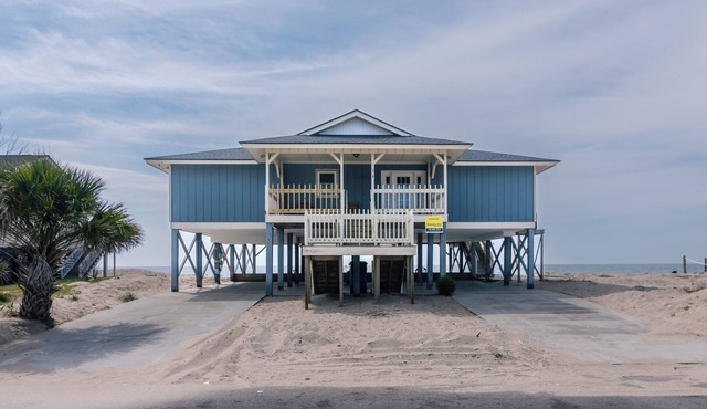 Sulla Sabbia-Oceanfront Bungalow;Stunning Ocean/Sunrise Views;Walk to Shops/Restaurants