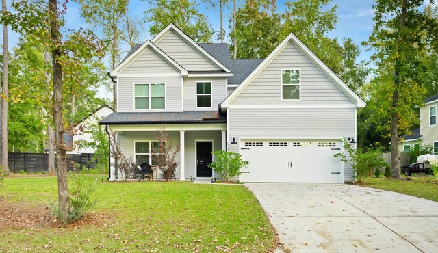 Summerville Family Home, 5 bedrooms, Swingset, Breakfast Included, Pets.
