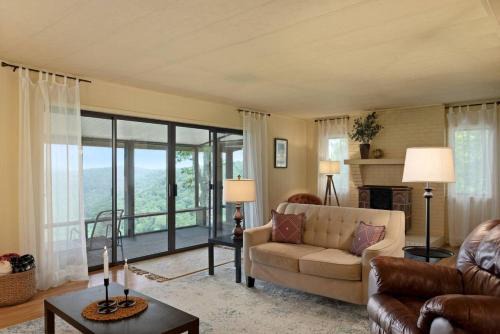 Sunrise Mountain Retreat- Getaway in Jasper with a Hot Tub