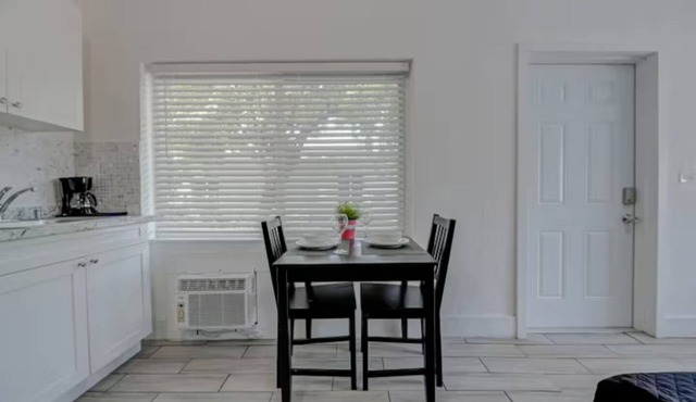 Super Cute Studio with Wifi/Kitchen/Parking in vibrant Calle Ocho, Miami! in Miami