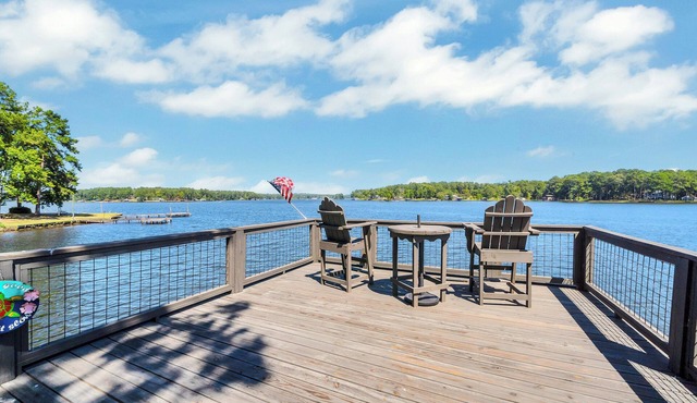 The 127 at Lake Sinclair: Sleeps 16, Prime Location, Amazing Outdoor Space!
