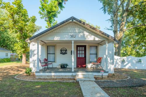 The 1950s Retro Riverside Cottage
