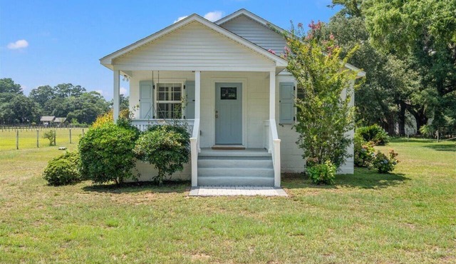 The Coastal Cottage; near golf, marina, dining and shopping