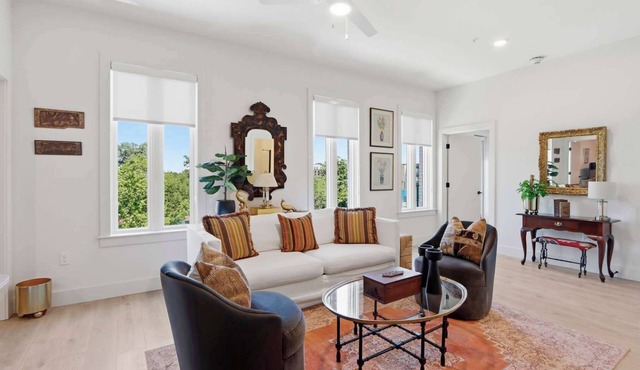 The Jardin Azalea Suite | Near Downtown