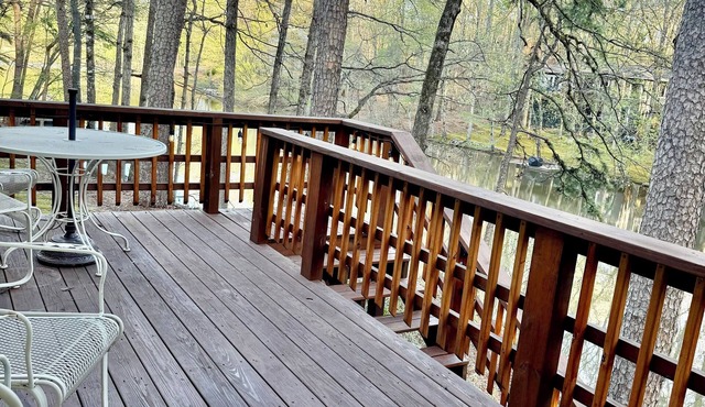 The Lake House on Segovia - Cozy Cottage on Lake Segovia!